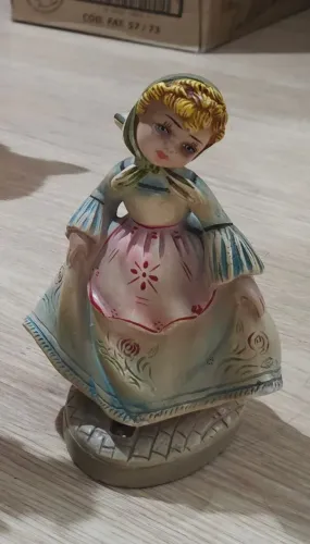 Escultura de moça camponesa em gesso