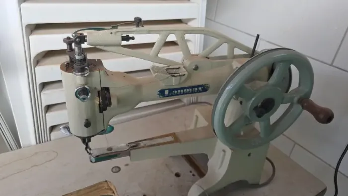 Máquina de Costura Industrial de Braço Lanmax LM-2972 (Remendadeira / Sapataria)