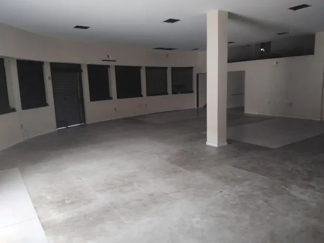 Alugo excelente Loja comercial, de esquina, em Curicica