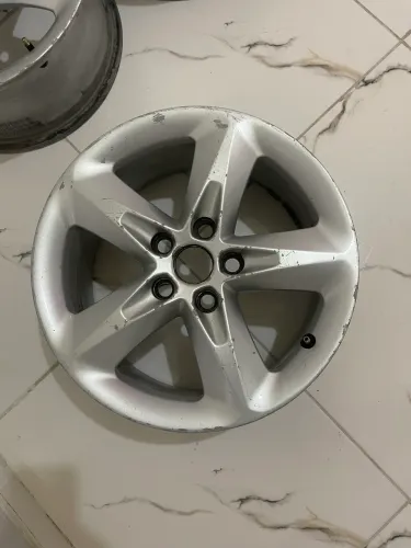 Vendo roda aro 16 5 furos chama no zap *86