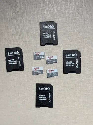 Quatro Cartões de Memória 32gb