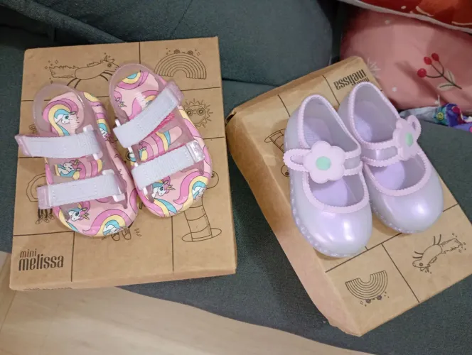 Vende-se minis melissa, usada pouquíssima vezes, número 17/18. Bem conservadas 80,00 cada