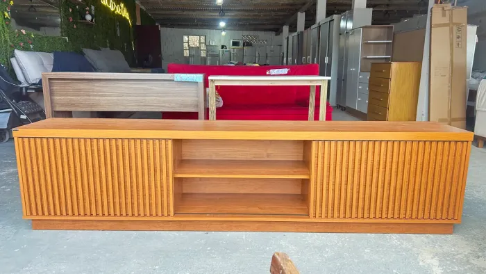 Rack Ripado para TV até 85 polegadas 100% MDF 2 portas.
