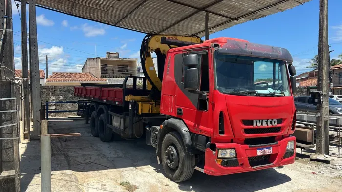 Caminhão Iveco com munck 
