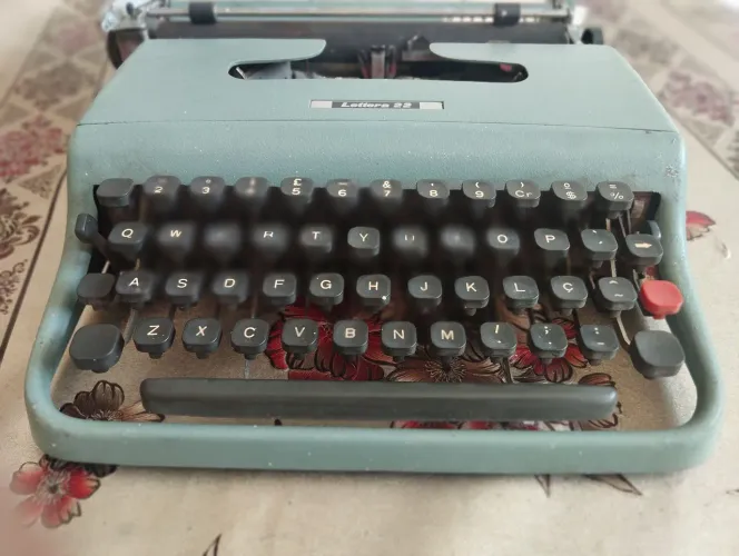 Máquina de Escrever Olivetti Lettera 22
