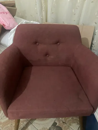 Poltrona Decorativa Estofada com Pés de Madeira