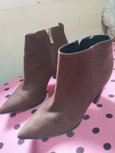 Vendo Bota Marrom Feminina Tam 39.(bom estado).Valor:50 R$