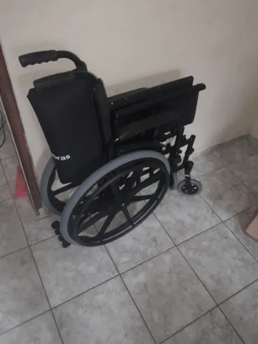 Cadeira de rodas nova com todos os acessórios