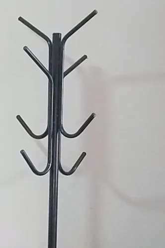 Cabideiro de chão tipo mancebo em metal preto com múltiplos ganchos