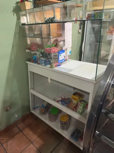 Balcão Comercial com Expositor de Vidro e Armário Inferior