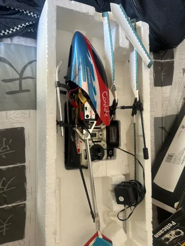 Helicóptero de controle remoto candidecom A hélice quebrada pouco uso completo