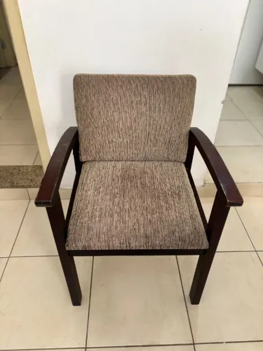 2 Poltronas retrô maciça na cor mogno/escura