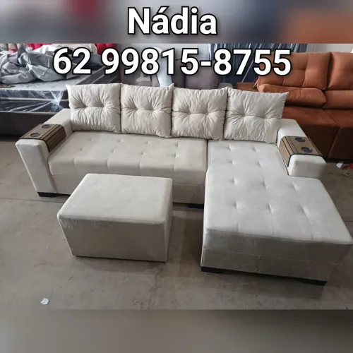SOFÁ COM CHAISE DE 4 LUGARES BEGE CLARO