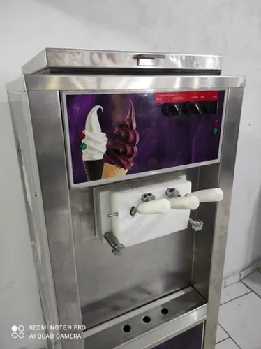 Máquina de sorvete e açaí