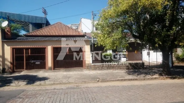 Cinco Casas 2 vagas de garagem, à venda no bairro Santa Maria Goretti, com terreno 388 m² 