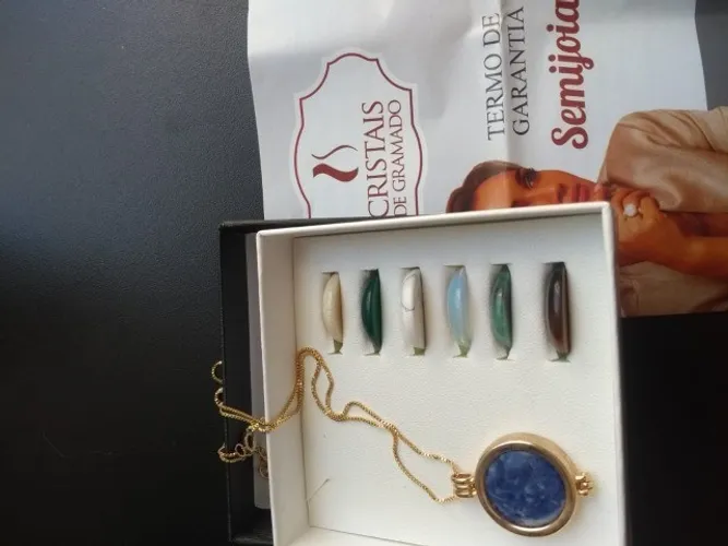 Colar dourado com 7 pingentes de cristal (Cristais de Gramado)