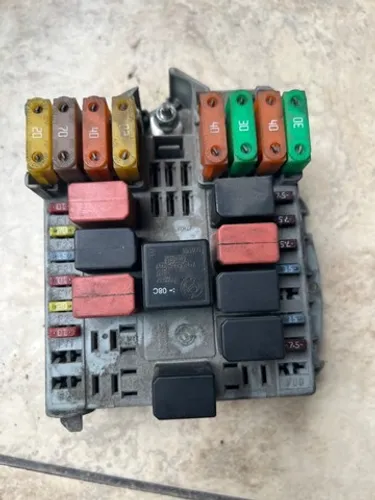 caixa fusiveis fiat punto/linea original