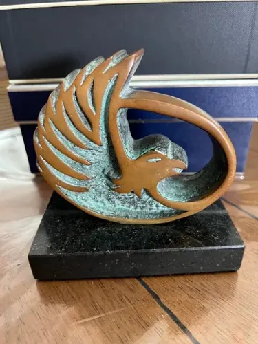 Estátua em bronze águia Lilly furrer usada
