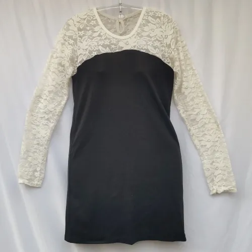 Vestido Preto com Manga de Renda - Novo!