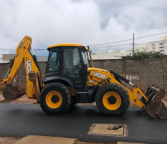 Retorescavadeira JCB 4CX ano 2017, 4x4, com apenas 435 horas, ar condicionado, em MG