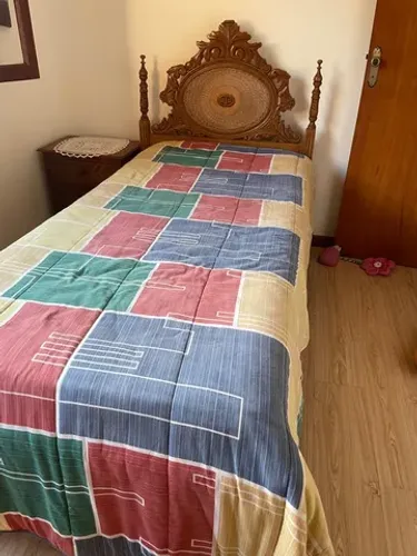 Cama de solteiro com criado em cerejeira madeira entalhada 