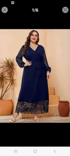 Vestido Longo Azul com Detalhes em Renda