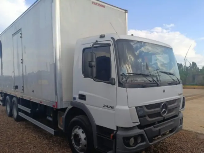 MB Atego 2426 ano 2022, 6x2, com baú, no Mato Grosso