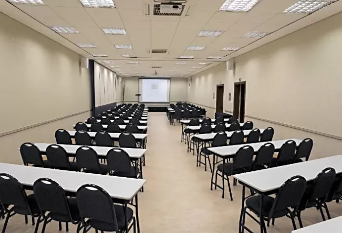 Locação de Mesas Pranchão Congressos em Goiânia | Formato Escolar, U e Espinha de Peixe