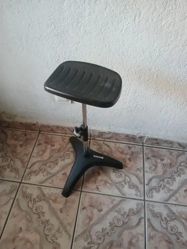 Vendo um tripé de pedicure  novo  . Nunca foi usado  .  Ovalor e 80 reais . 