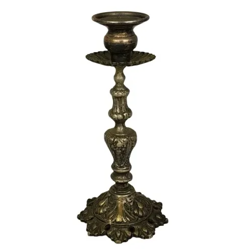 Exuberante Castiçal em metal espessurado a prata, ricamente lavrado, cinzelado