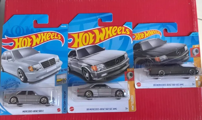 3 Hot Wheels '89 Mercedes-Benz 560 SEC AMG Preta e a Cinza, Mercedes-Benz 500 E, Cinza.<br>
