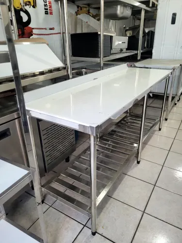 MESA INOX COM PLACA DE POLIETILENO 