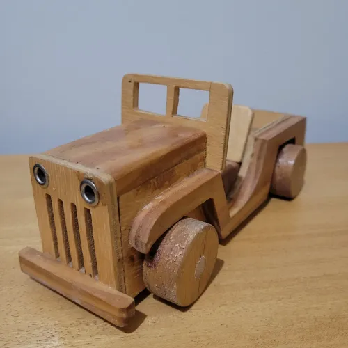 Jeep de madeira artesanal