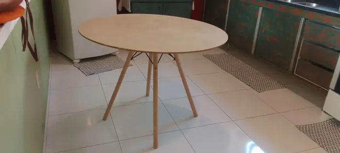 Mesa de Jantar Eames com tampo vidro semi nova
