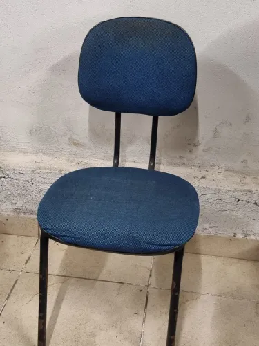Cadeira Fixa Azul Com Detalhes no Estofado por 39,00.