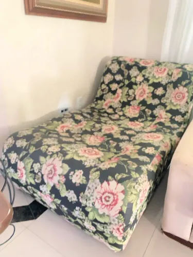 Sofá Poltrona confortável com estampa floral