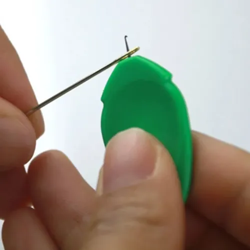 Passador de linha em agulha de máquina ou mão 