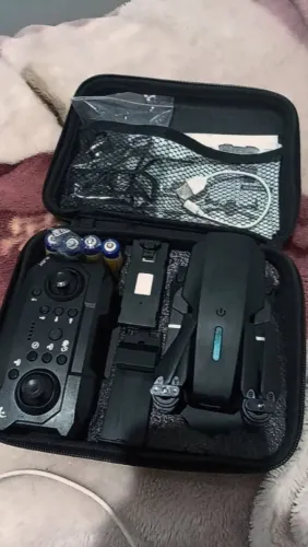 Drone com câmera e controle remoto