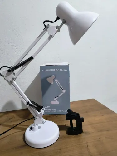 Luminária de Mesa Articulável preta com garra e base