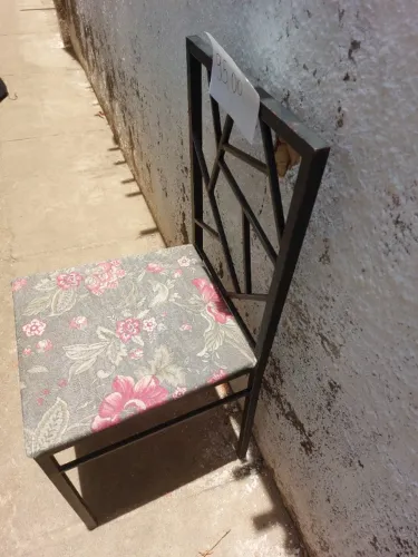 Cadeira de metal com assento floral excelente para sua casa ou negócio(café)