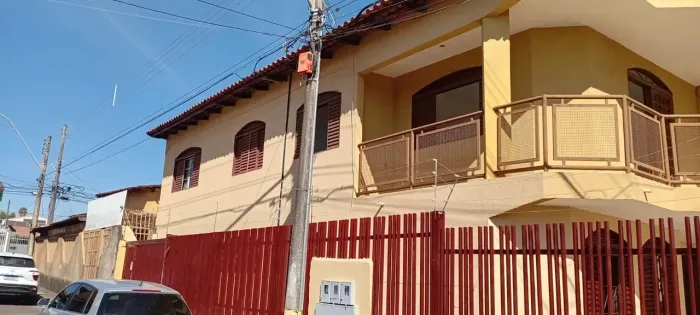 Sobrado Esquina a Venda 260 metros  5 quartos Metropolitana - Brasília - DF