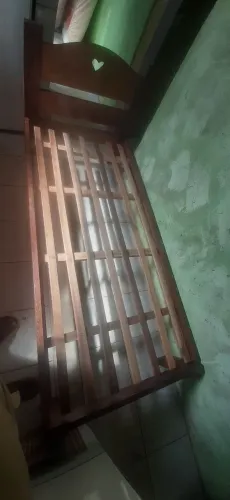 Cama de madeira com estrutura resistente