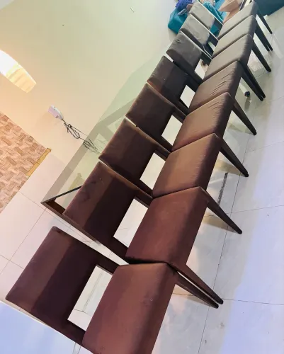 mesa design com 8 cadeiras todas firmes impecável , obs mesa c pequeno quebrado na ponta