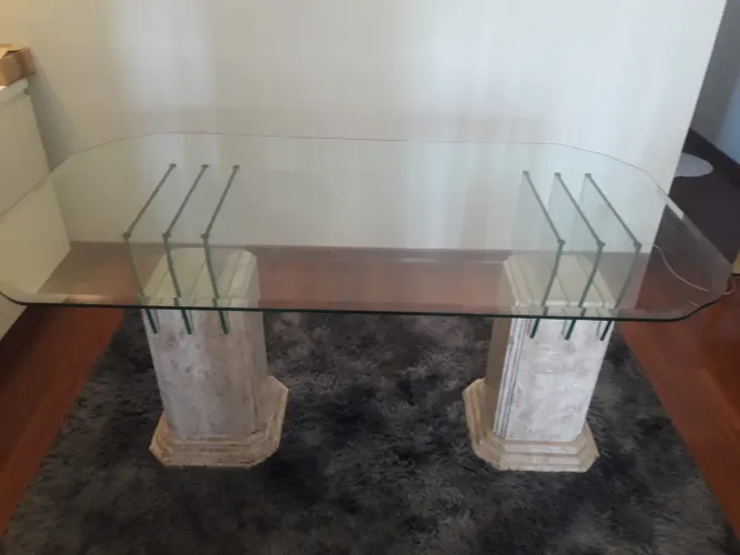 Mesa de vidro com base em coluna