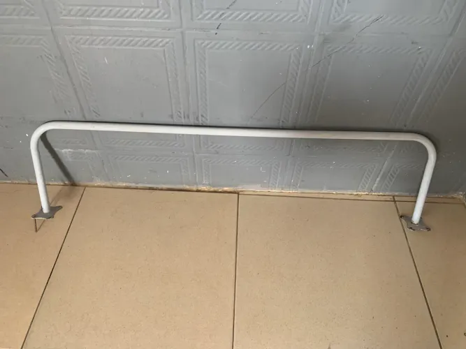 Vendo 4 araras de parede, de 170,00 por 150,00 pra vender logo