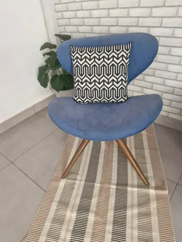 Vendo poltrona azul com pés em madeira maciça 