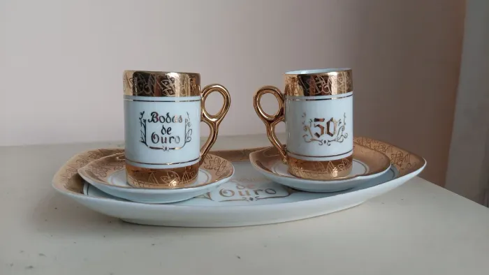 Kit de xícaras comemorativas de bodas de ouro