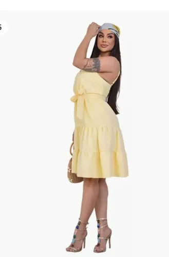 Vestido amarelo com detalhes e salto alto