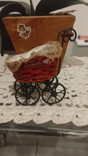 Carrinho de bebê vintage em miniatura