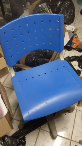 Cadeira Azul Resistente e Confortável